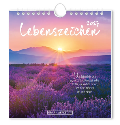 Postkartenkalender 2027 "Lebenszeichen" - Titelblatt - Violettes Blumenfeld mit Bergen im Hintergrund bei Sonnenuntergang mit dem Spruch "Das Leben liebt dich, so, wie du bist.
Du musst nichts leisten, um wertvoll zu sein, und nichts besitzen, um reich zu sein."