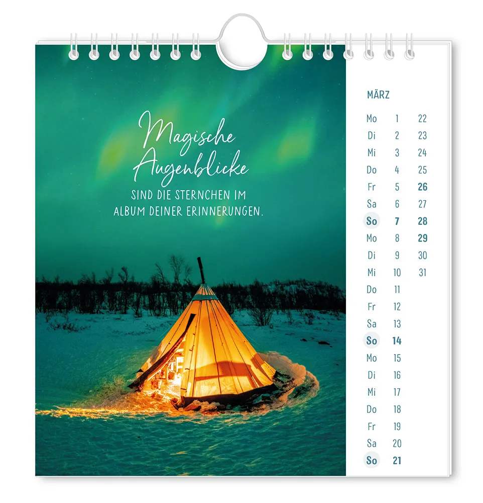Postkartenkalender "Lichtblicke" 2027 -  Monat März - beleuchtetes Zelt im Schnee mit dem Spruch "Magische Augenblicke sind die Sternchen im Album deiner Erinnerung"