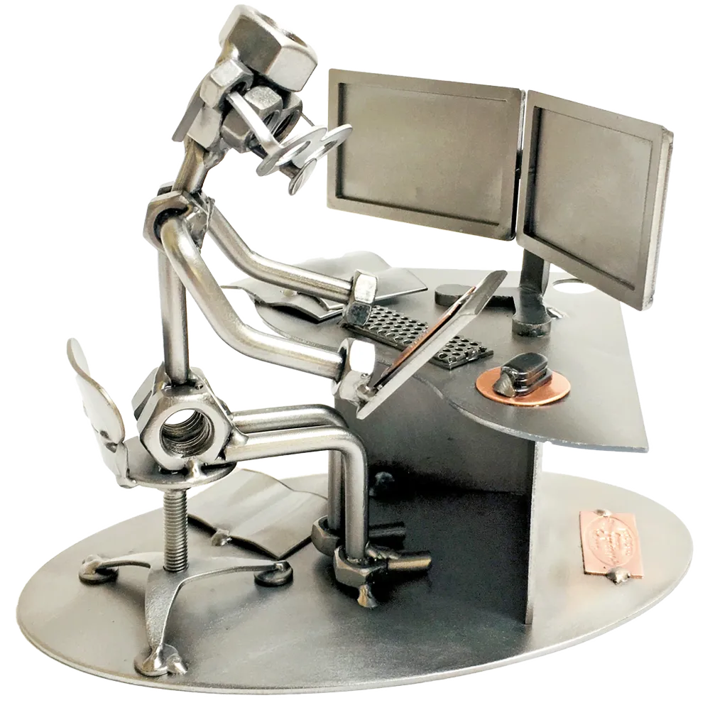 Schraubenfigur aus Metall als Grafikdesigner am Schreibtisch mit zwei Monitoren, Tastatur, Maus und Grafiktablett