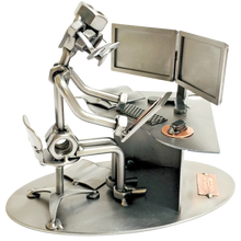 Schraubenfigur aus Metall als Grafikdesigner am Schreibtisch mit zwei Monitoren, Tastatur, Maus und Grafiktablett
