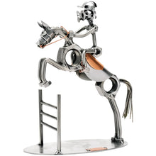 Schraubenfigur aus Metall als Springreiter mit Reithelm auf einem Pferd beim Sprung über ein Hindernis
