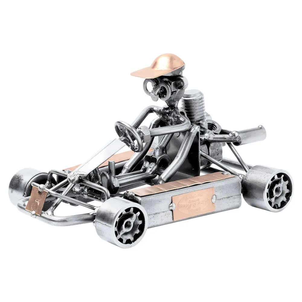 Schraubenfigur als Go-Kart-Fahrer mit kupferfarbener Kappe in einem silberfarbenen Metallkart.