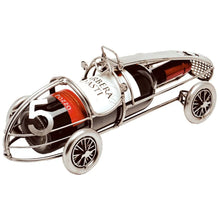 Silberfarbener Weinflaschenhalter in Form eines klassischen Rennwagens mit eingelegter Weinflasche und Startnummer 5.