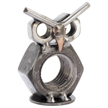 Kleine Eulenfigur aus Metallmuttern mit runden Augen, V-förmigen Metallbrauen und kupferfarbenem Schnabel auf einer runden Grundplatte.