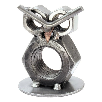 Eulenfigur aus großen Metallmuttern mit runden Augen und kupferfarbenem Schnabel auf einer runden Grundplatte.