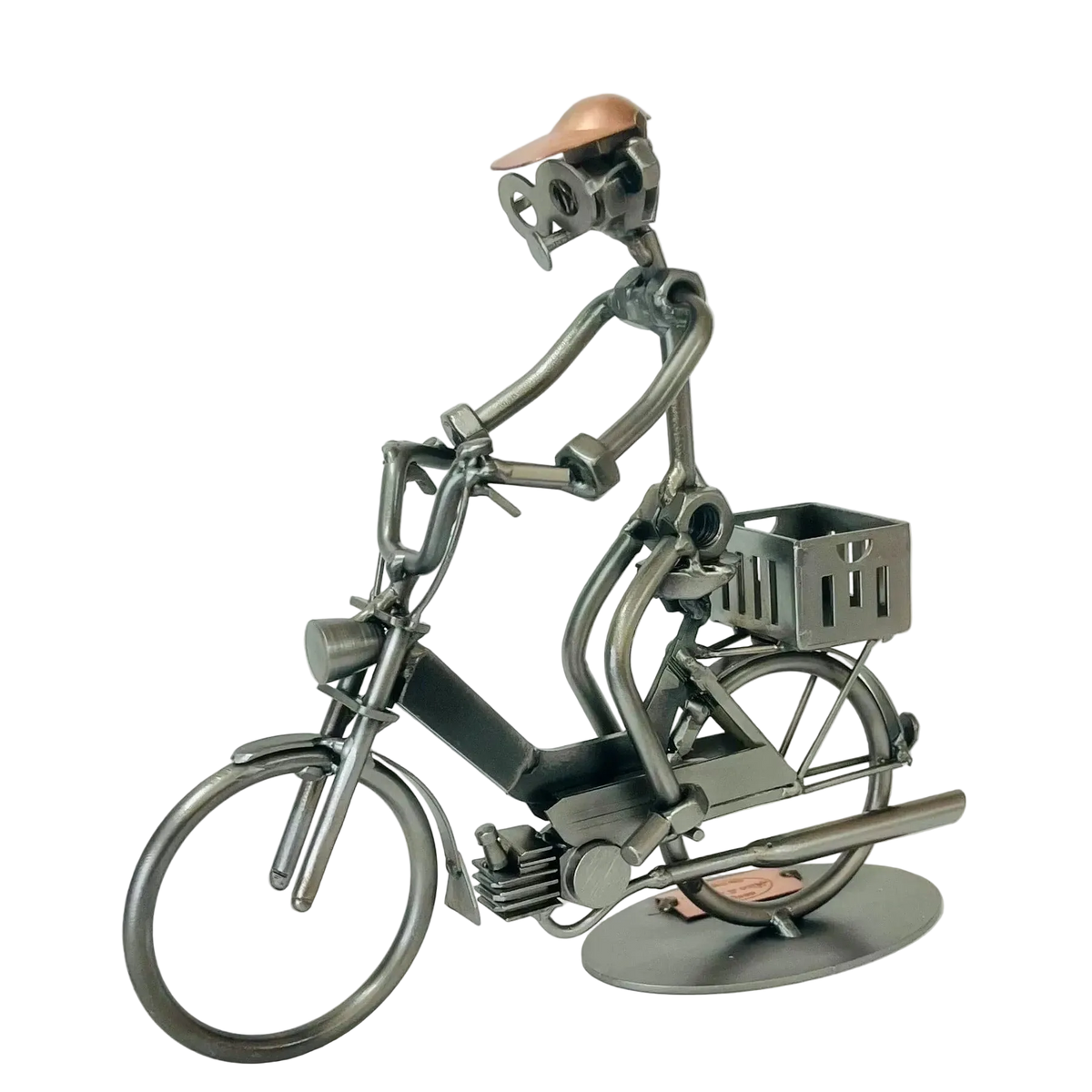 Schraubenfigur eines Mopedfahrers mit kupferfarbener Kappe auf einem Moped mit Transportkiste auf dem Gepäckträger