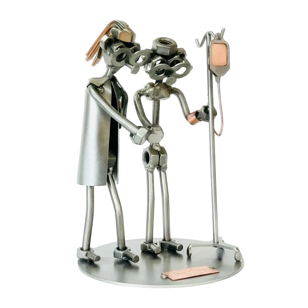 Schraubenfigur einer Krankenpflegerin mit Patient und Infusionsständer auf einer runden Metallplatte