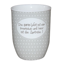 tasse-mit-henkel-die-ganze-welt-ist-ein-irrenhaus-und-hier-ist-die-zentrale-removebg