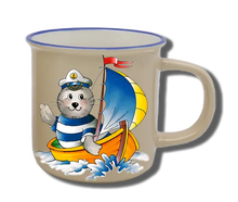 Handgemachte Tasse "Seehund auf Boot" mit Wunschname