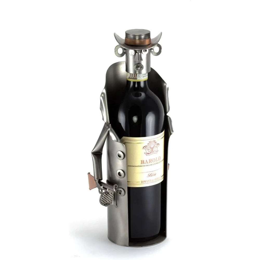 Weinflaschenhalter aus Metall im Al-Capone-Stil mit Hut, langem Mantel und Maschinenpistole, bestückt mit einer Rotweinflasche