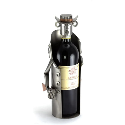 Weinflaschenhalter aus Metall im Al-Capone-Stil mit Hut, langem Mantel und Maschinenpistole, bestückt mit einer Rotweinflasche