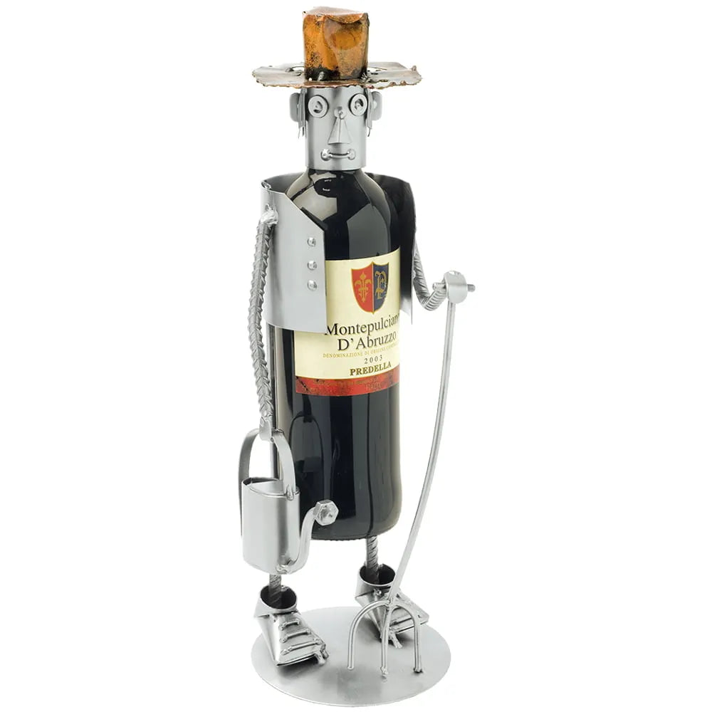 Weinflaschenhalter aus Metall in Form eines Gärtners mit Hut, Gießkanne und Gartengabel, bestückt mit einer Rotweinflasche⠋