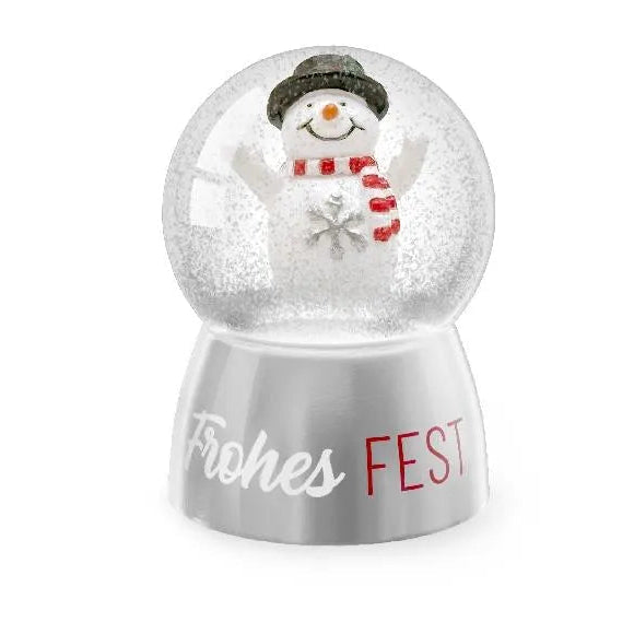 Schneekugel mit Schneemann, dunklem Hut und rot-weißem Schal auf silberfarbenem Sockel mit Schriftzug „Frohes Fest“