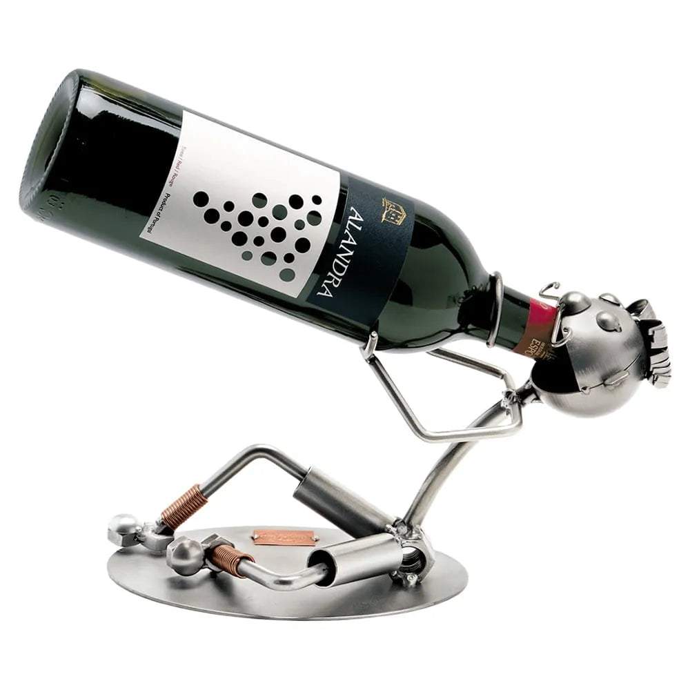 Weinflaschenhalter „Schluckspecht“ aus Metall als sitzende Figur, die eine große Weinflasche zum Mund hebt