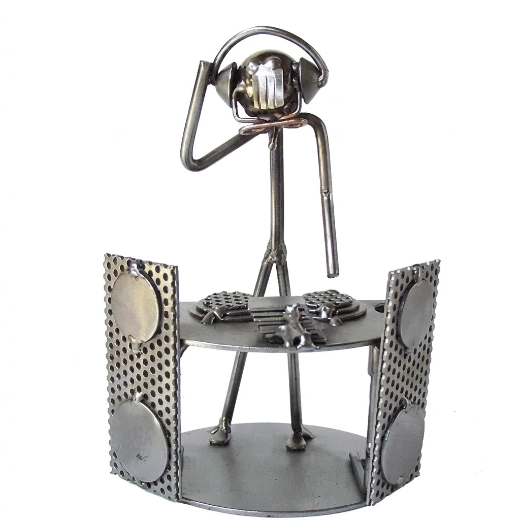 Metallmännchen als DJ mit Kopfhörern hinter einem DJ-Pult mit zwei Plattentellern und seitlichen Lautsprechern