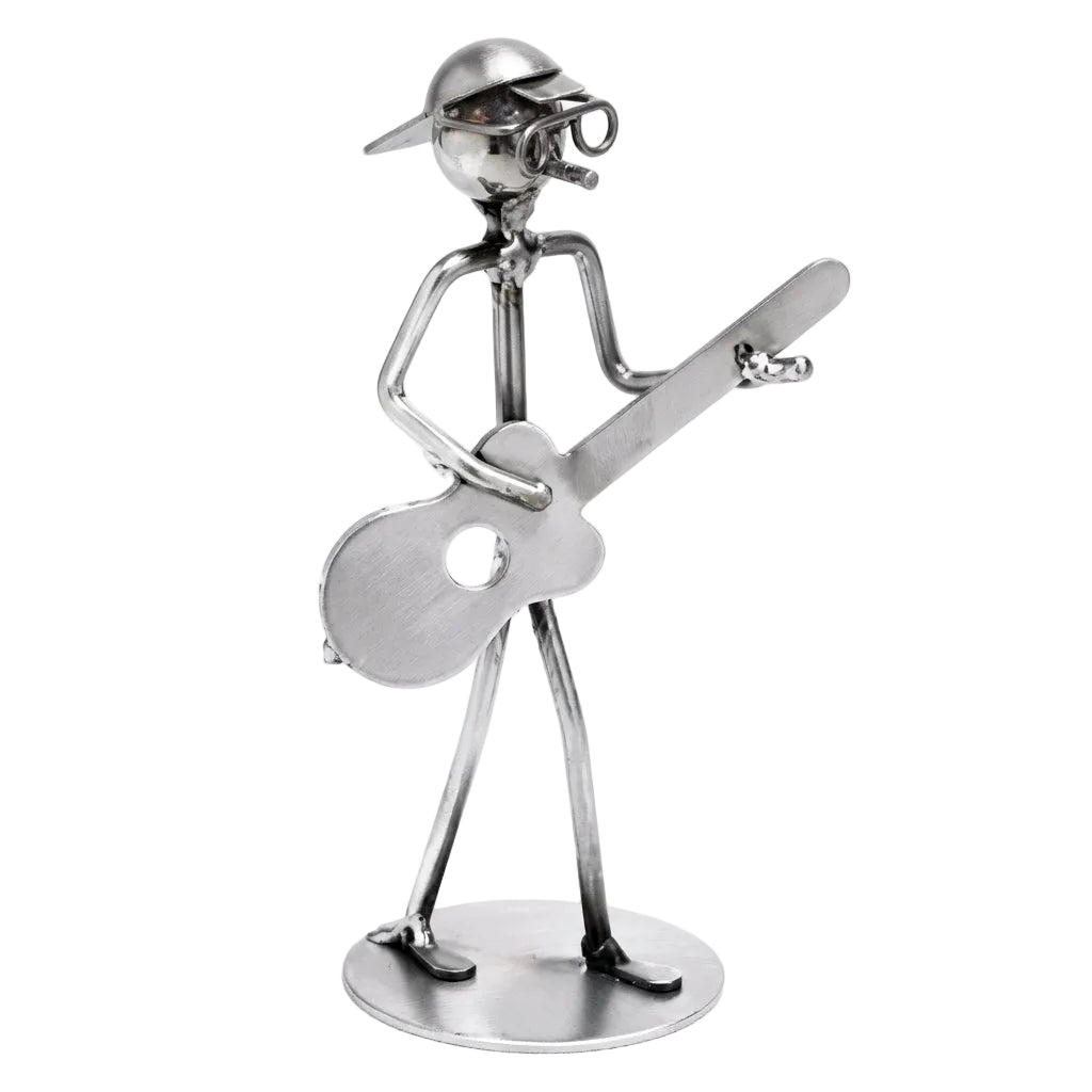 Metallmännchen als Gitarrist mit Brille und umgedrehter Kappe, Gitarre spielend auf rundem Sockel