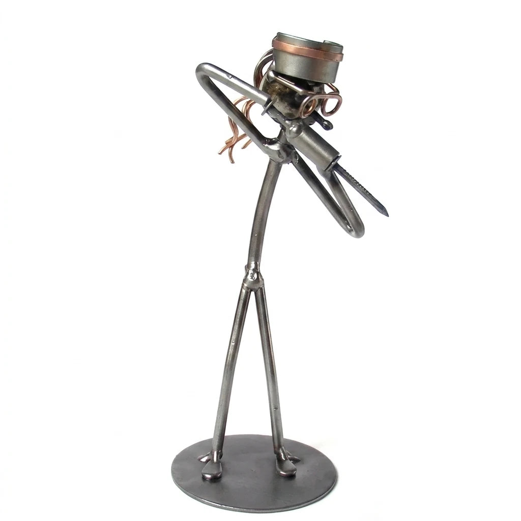 Metallmännchen als Krankenschwester mit Haube, Brille und großer Spritze auf rundem Sockel⠋