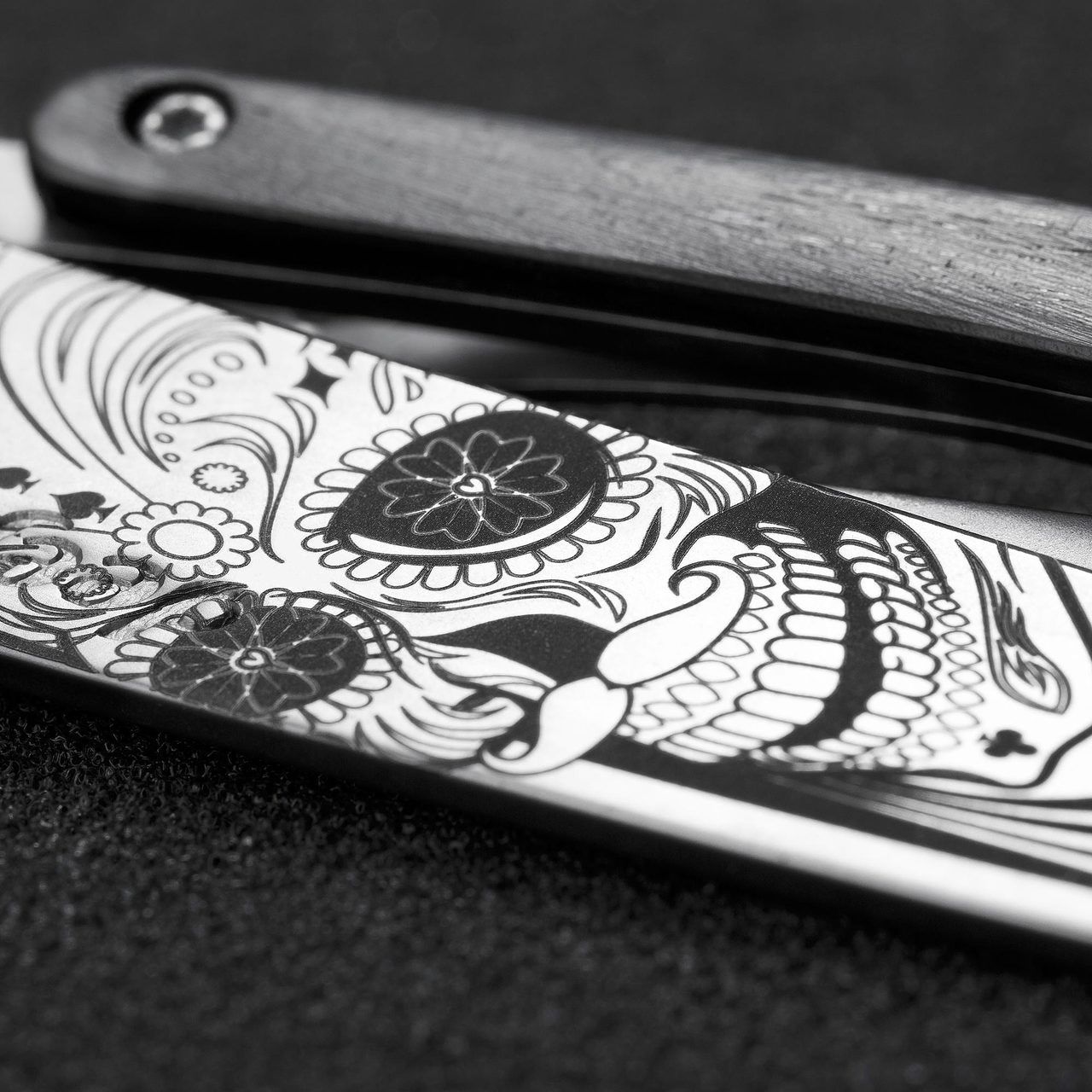 Deejo 37g - Taschenmesser mit Ebenholzgriff - Latino Skull