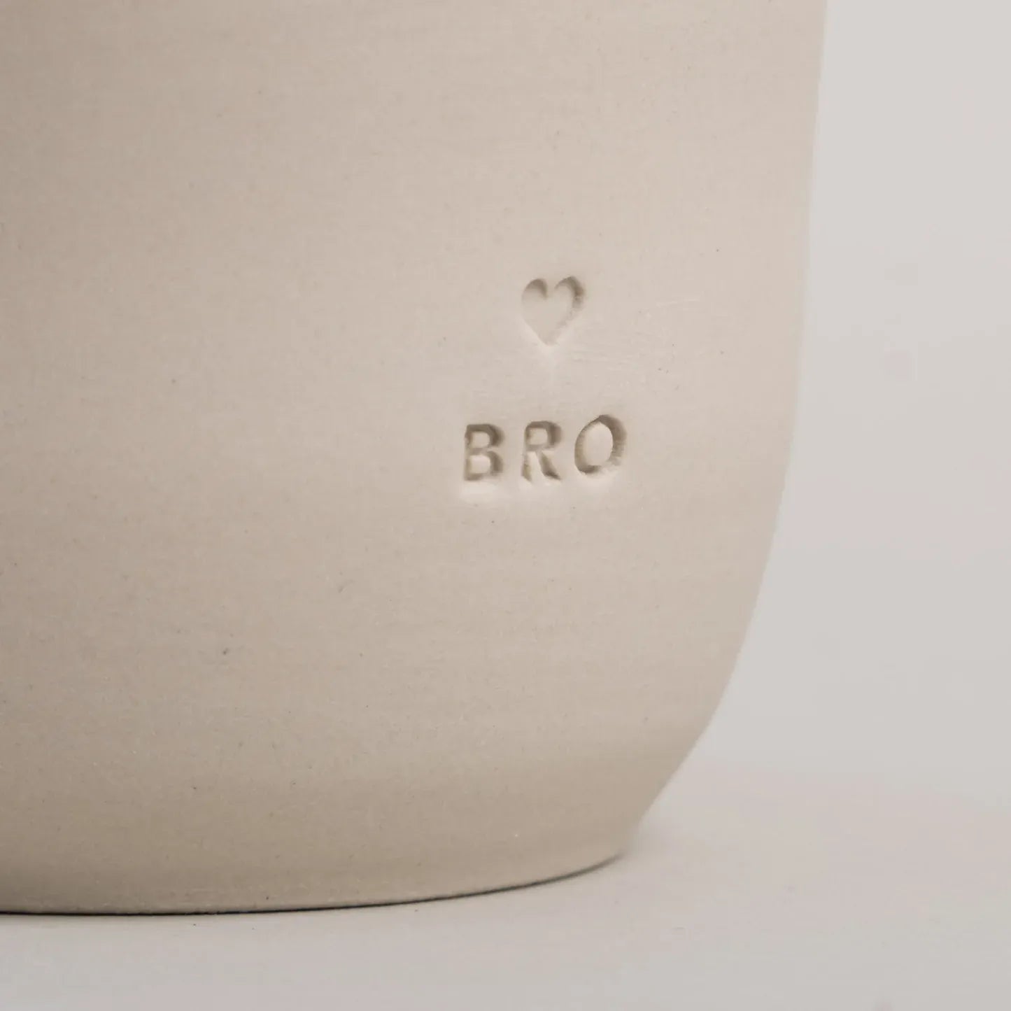 Handgefertigter Becher "Bro" aus Steingut Detail