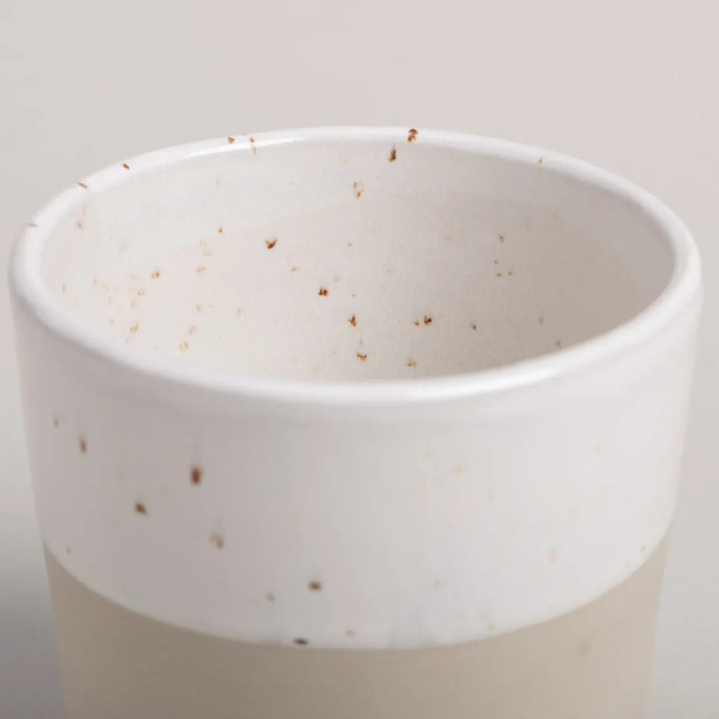 Handgefertigter Becher "Bro" aus Steingut Rand mit Glazur
