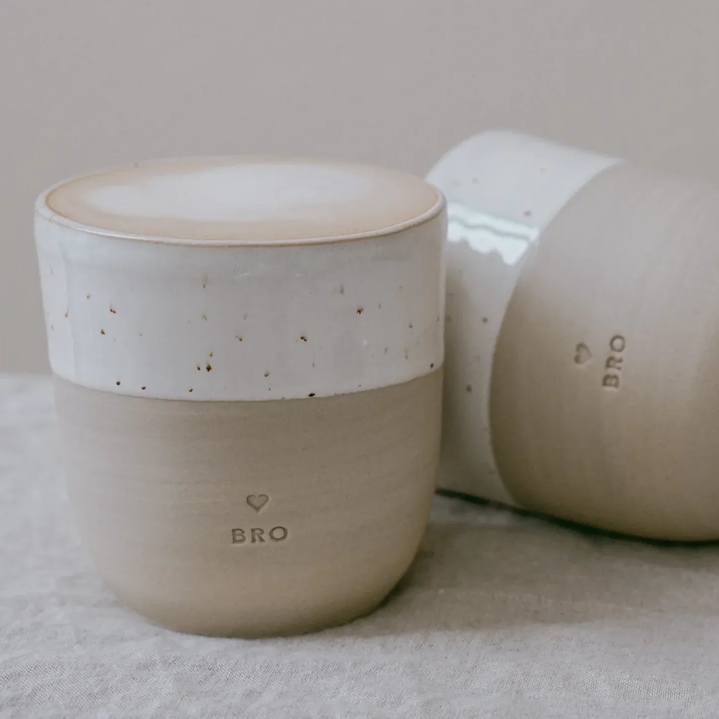 Handgefertigter Becher "Bro" aus Steingut Mood