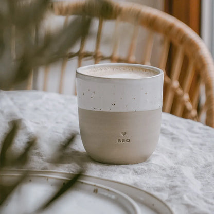 Handgefertigter Becher "Bro" aus Steingut Mood