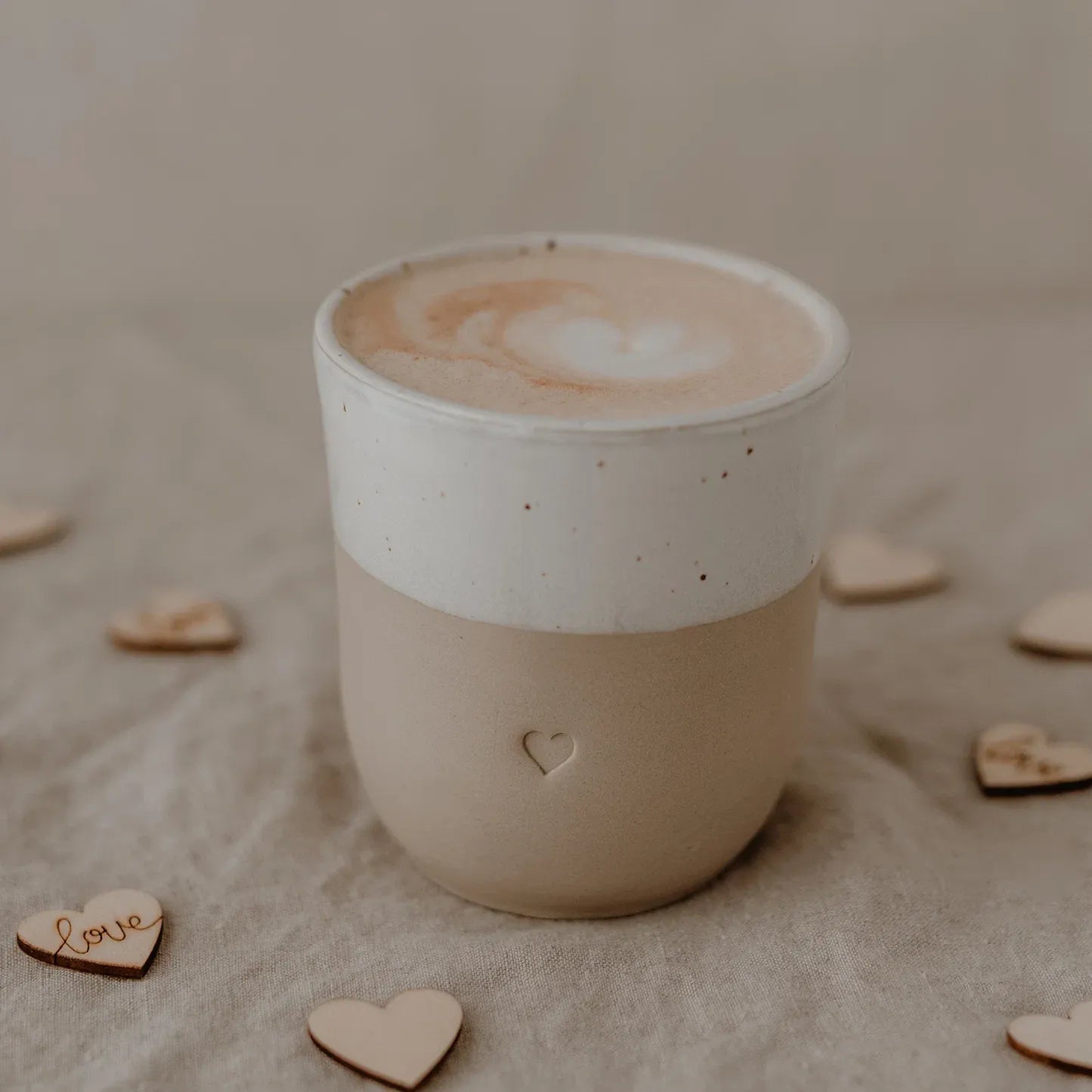 Handgefertigter Becher "Herz" aus Steingut Moodbild