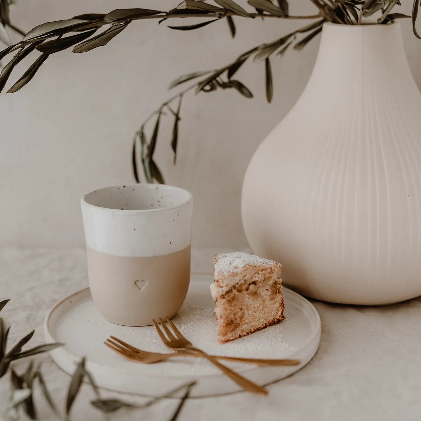 Handgefertigter Becher "Herz" aus Steingut Moodbild
