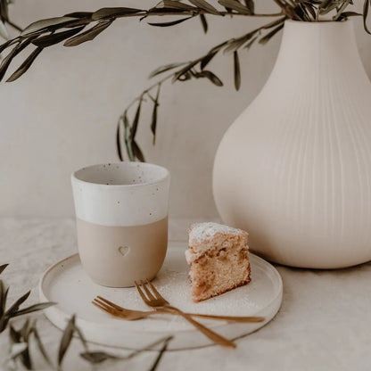Handgefertigter Becher "Herz" aus Steingut Moodbild