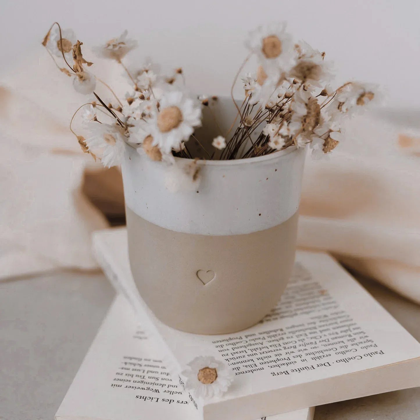 Handgefertigter Becher "Herz" aus Steingut mit Blumen