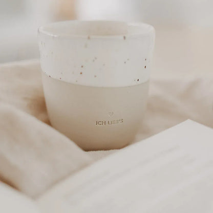 Handgefertigter Becher "Ich lieb's" aus Steingut Moodbild