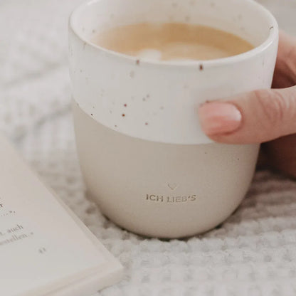 Handgefertigter Becher "Ich lieb's" aus Steingut Moodbild