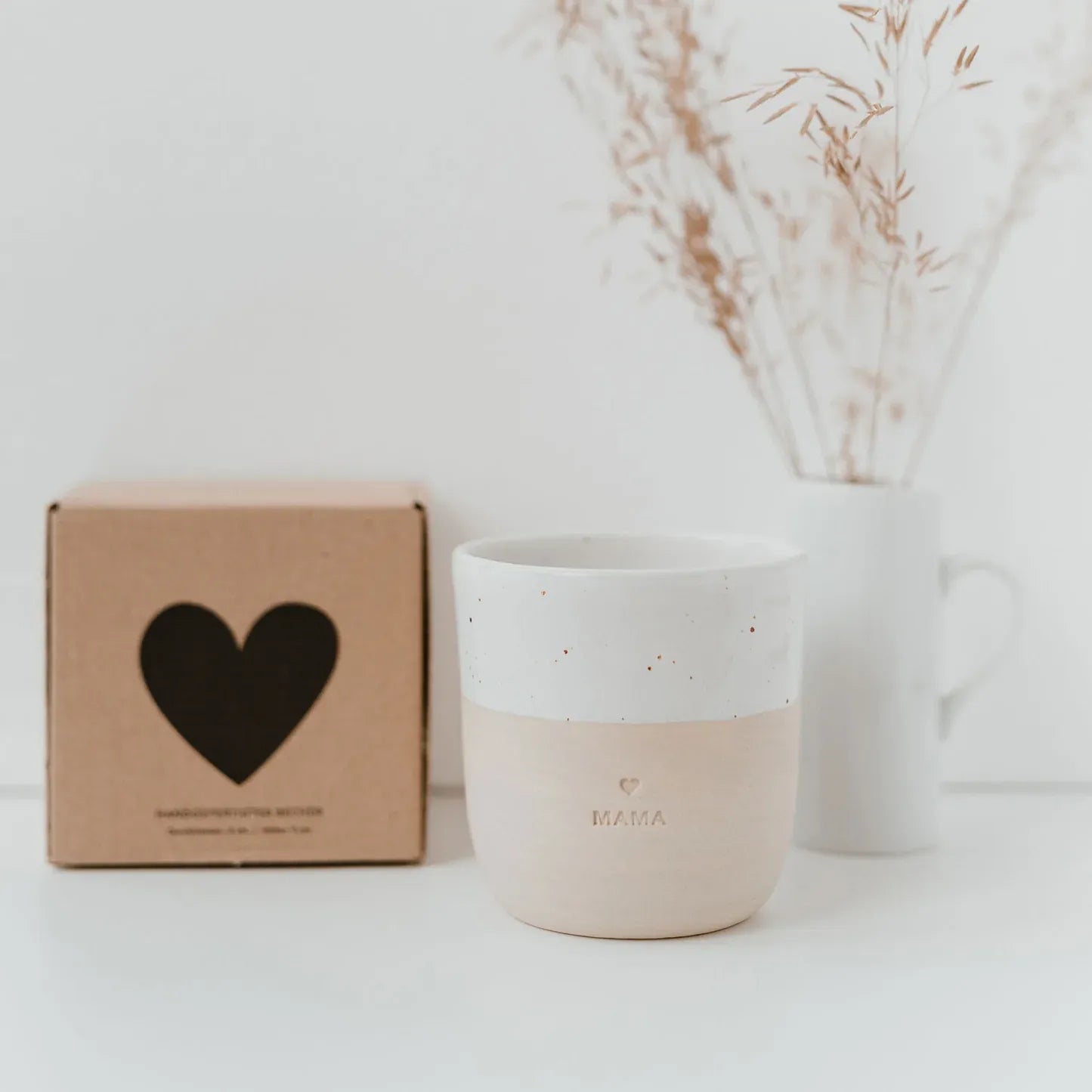 Handgefertigter Becher "Mama" aus Steingut mit Geschenkbox