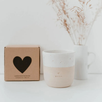 Handgefertigter Becher "Mama" aus Steingut mit Geschenkbox