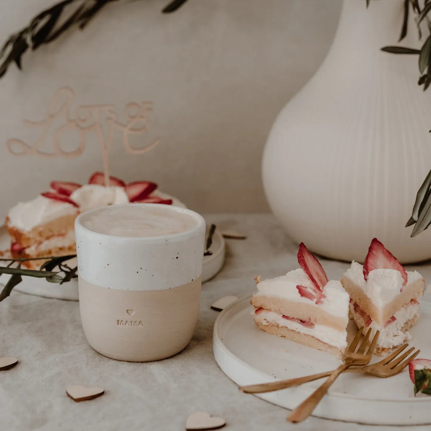 Handgefertigter Becher "Mama" aus Steingut Mood