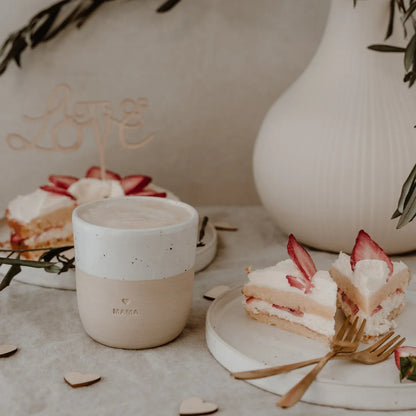 Handgefertigter Becher "Mama" aus Steingut Mood
