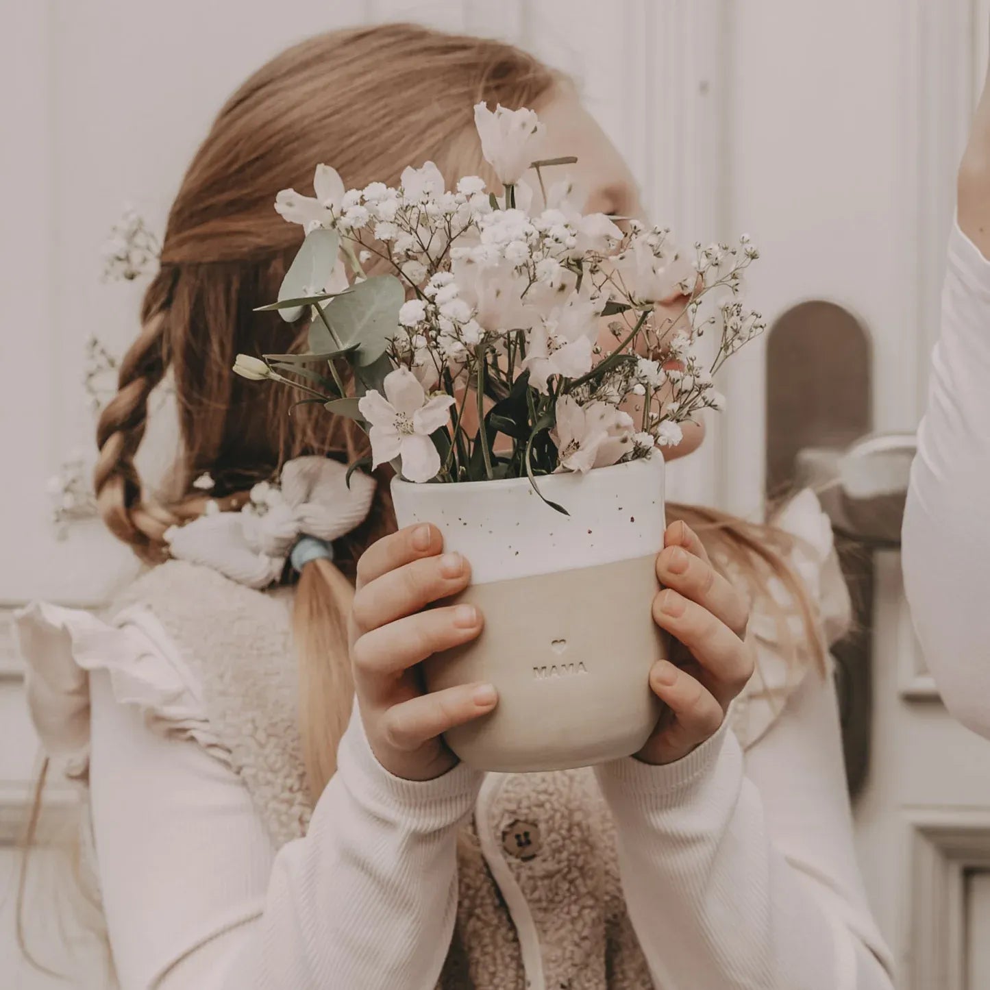 Handgefertigter Becher "Mama" aus Steingut mit Blumen