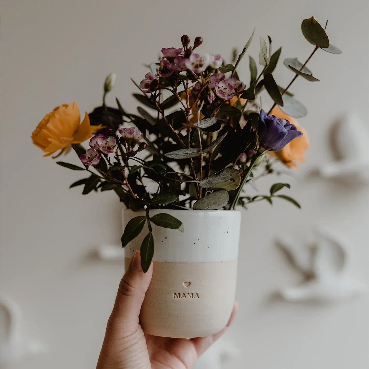 Handgefertigter Becher "Mama" aus Steingut mit Blumen