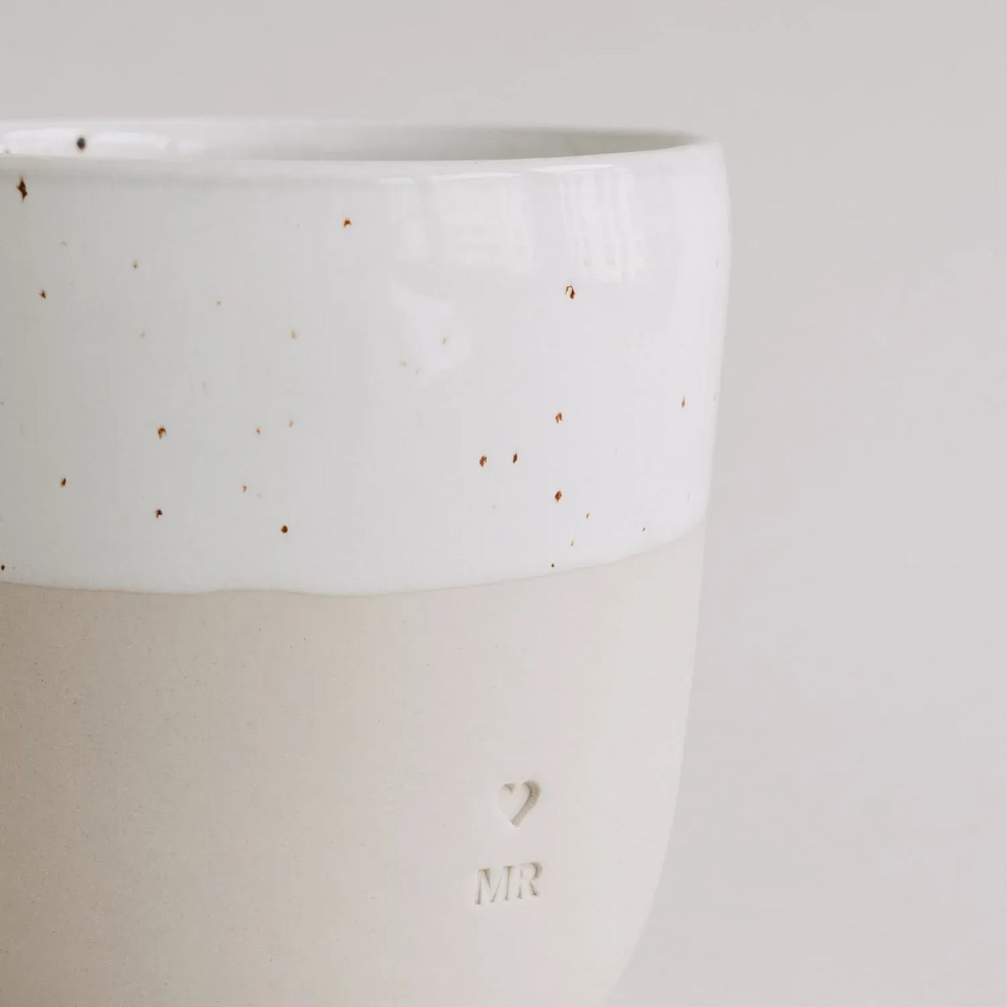 Handgefertigter Becher "Mr" aus Steingut mit Glazur am Rand