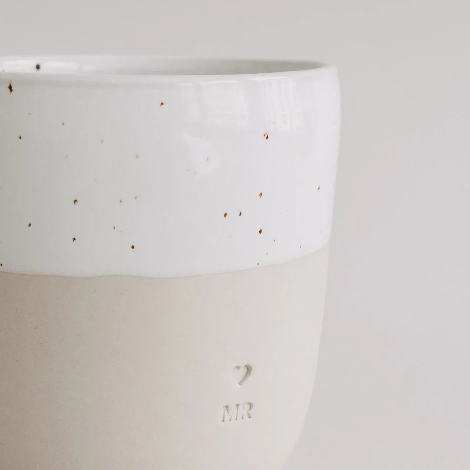 Handgefertigter Becher "Mr" aus Steingut mit Glazur am Rand