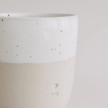Handgefertigter Becher "Mr" aus Steingut mit Glazur am Rand