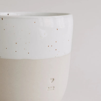 Handgefertigter Becher "Mr" aus Steingut mit Glazur am Rand