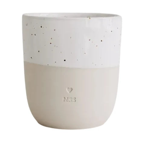 Handgefertigter Becher "Mrs" aus Steingut