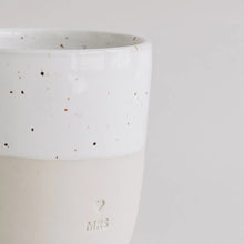 Handgefertigter Becher "Mrs" aus Steingut Detail