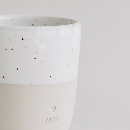 Handgefertigter Becher "Mrs" aus Steingut Detail