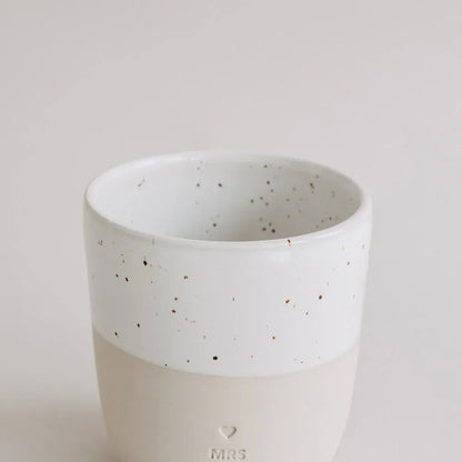 Handgefertigter Becher "Mrs" aus Steingut Rand mit Glazur