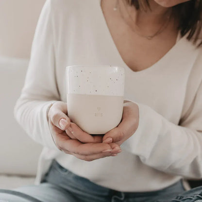 Handgefertigter Becher "Mrs" aus Steingut in den Händen