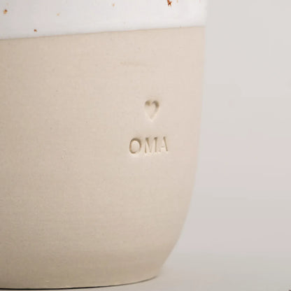 Handgefertigter Becher "Oma" aus Steingut Detail