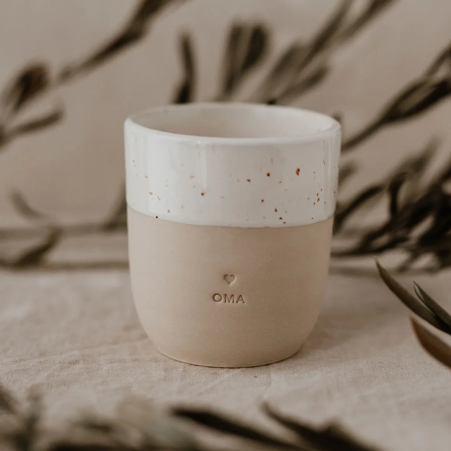 Handgefertigter Becher "Oma" aus Steingut Mood