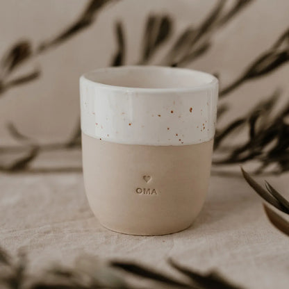 Handgefertigter Becher "Oma" aus Steingut Mood